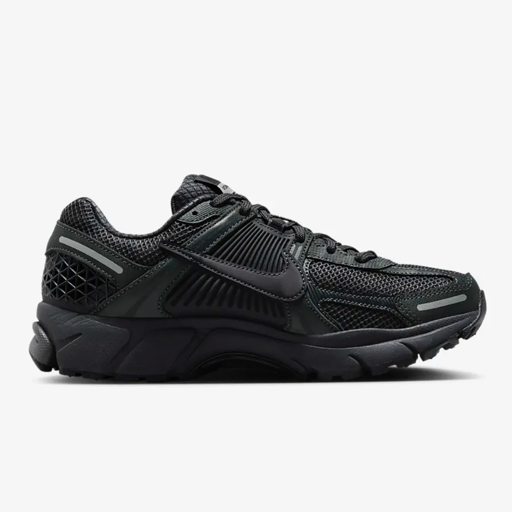 Nike Zoom Vomero 5
Black/Black